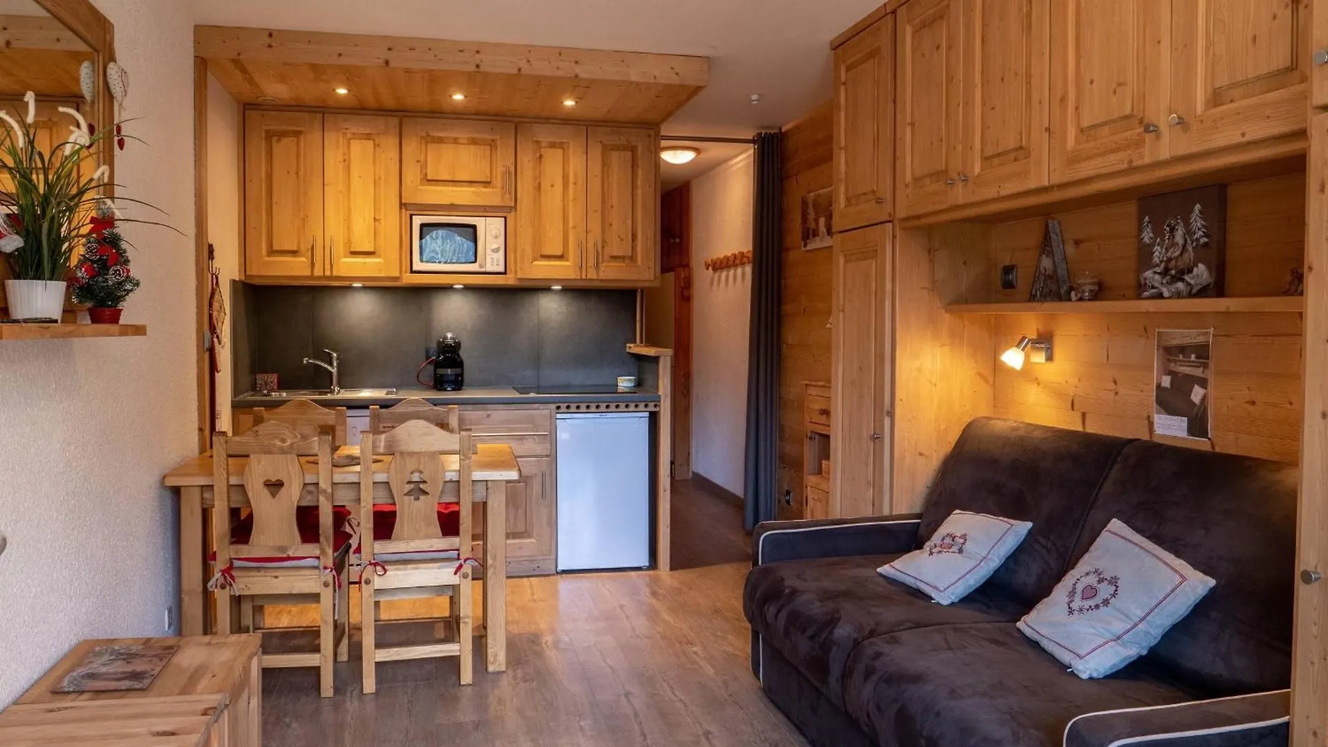 Bel Appartement Avec Balcon, Au Pied Des Pistes A Meribel - Ideal Pour Vos Vacances - Fr-1-355-188 Les Allues